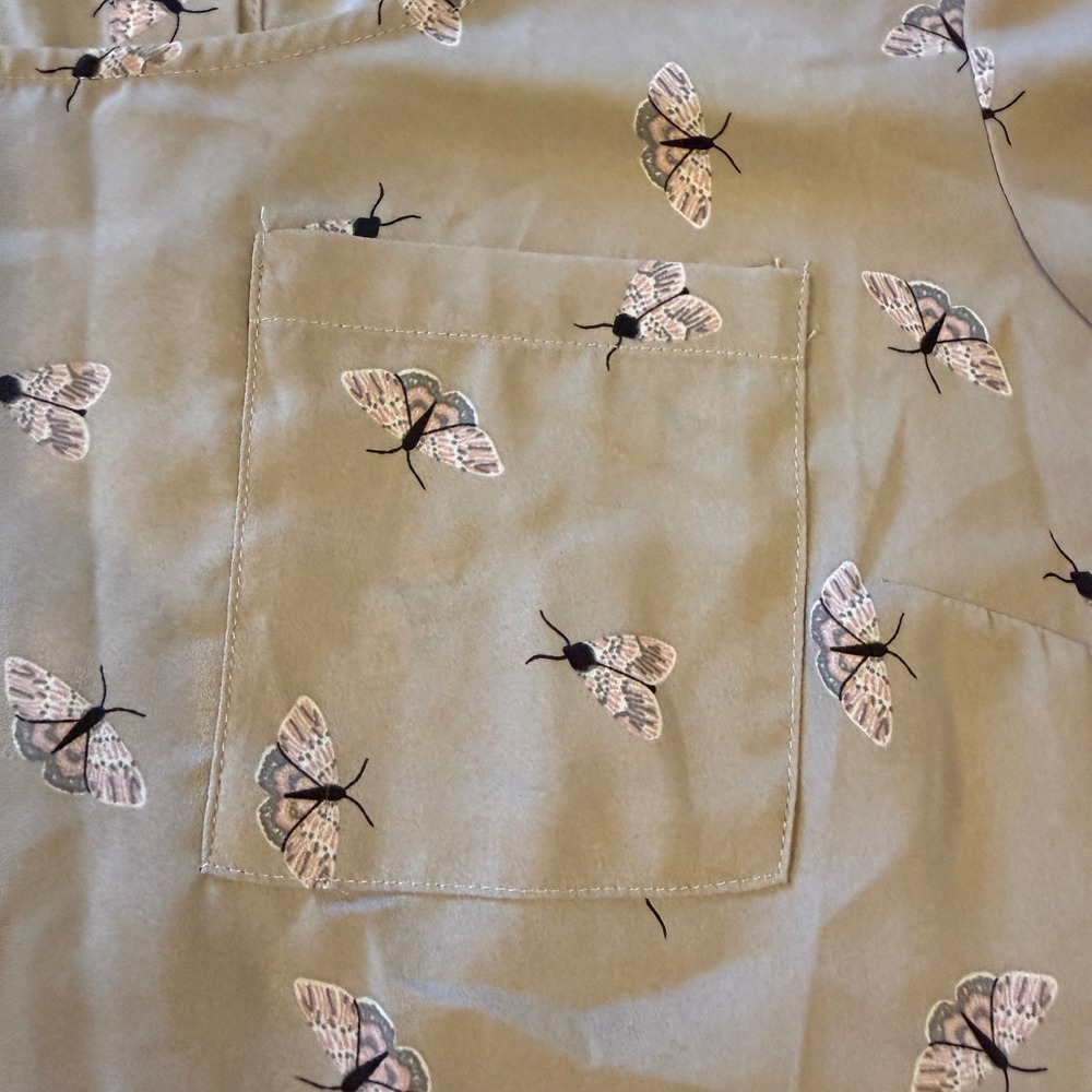 Torrid Tan Butterfly Print Button Back Short Sleeve Blouse Top Size 0 Large - Picture 7 of 9